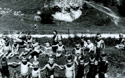 Kąpiel sierot z Pieskowej Skały w Prądniku, 1944 r.