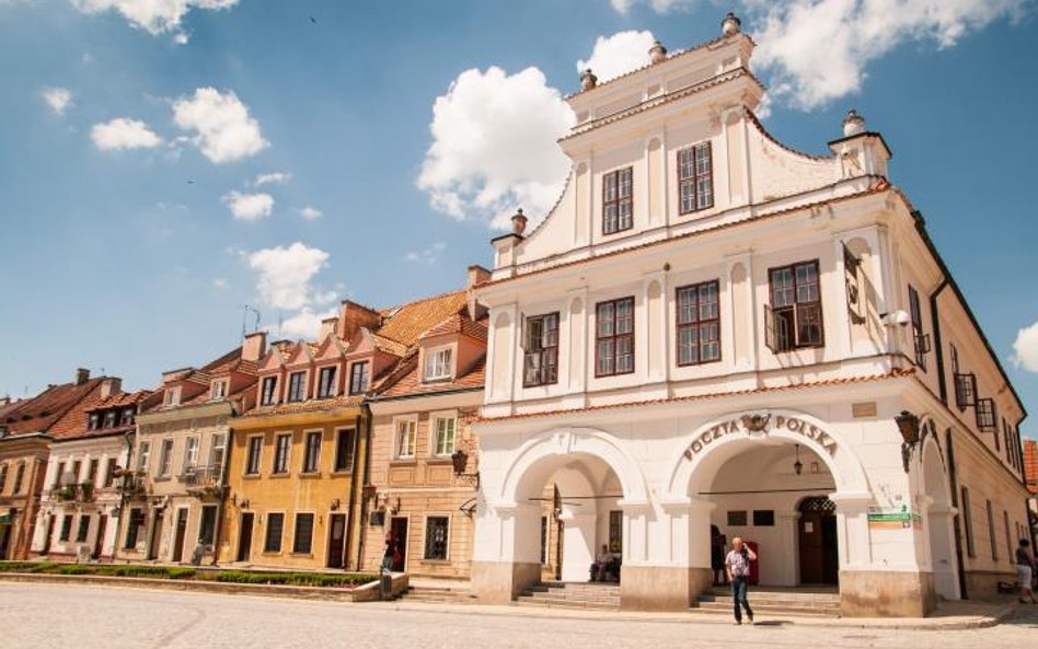 Budynek zachwyca eleganckim szczytem fasady głównej, a także ozdobnymi pilastrami pomiędzy dużymi ok