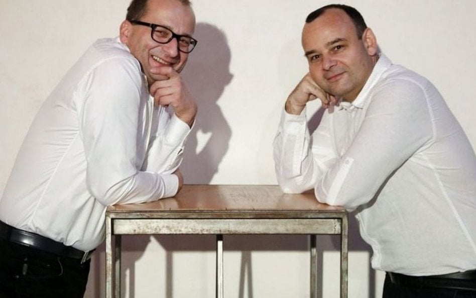 Robert Górski & Mariusz Cieślik. Drag queen przebrana za Prezesa