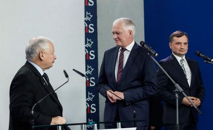 Jarosław Kaczyński z Jarosławem Gowinem i Zbigniewem Ziobro nie zgadzają się w coraz większej liczbi