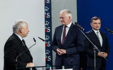 Jarosław Kaczyński z Jarosławem Gowinem i Zbigniewem Ziobro nie zgadzają się w coraz większej liczbi