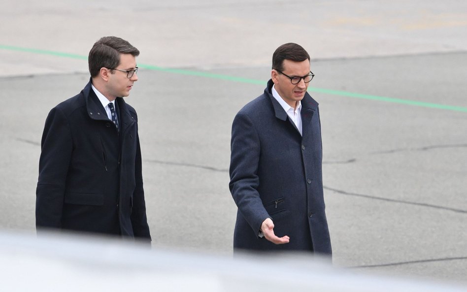 Rzecznik rządu Piotr Müller i premier Mateusz Morawiecki