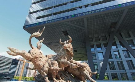 Siedziba parkietu w Shenzen. Chińska giełda znów daje się porwać „byczym” nastrojom inwestorów.