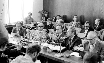 Delegacja rządowo-partyjna podczas rozmów w Stoczni Gdańskiej. W środku - Mieczysław Jagielski. Z je