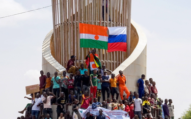 Demonstranci popierający zamach stanu z flagami Nigru i Rosji w stolicy kraju, mieście Niamey