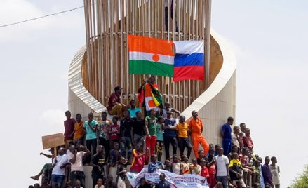 Demonstranci popierający zamach stanu z flagami Nigru i Rosji w stolicy kraju, mieście Niamey