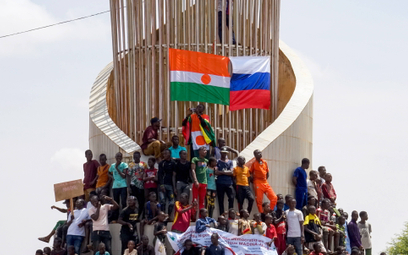 Demonstranci popierający zamach stanu z flagami Nigru i Rosji w stolicy kraju, mieście Niamey