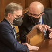 Minister zdrowia Czech Vlastimil Válek (z prawej) w rozmowie z premierem Petrem Fialą