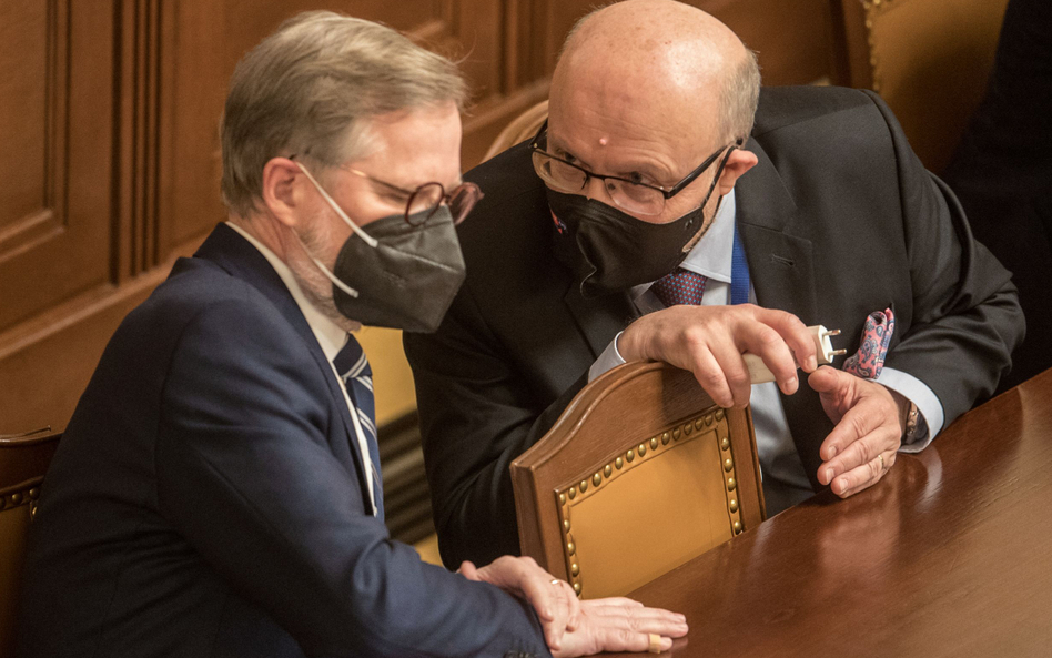 Minister zdrowia Czech Vlastimil Válek (z prawej) w rozmowie z premierem Petrem Fialą