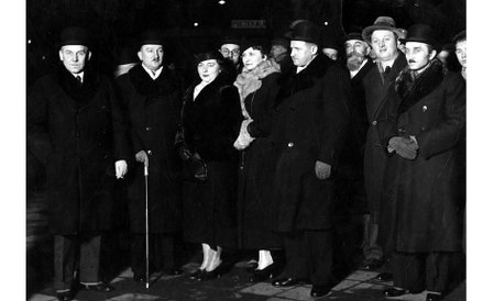 Prezydent m.st. Warszawy, Stefan Starzyński, w towarzystwie żony Pauliny na dworcu kolejowym