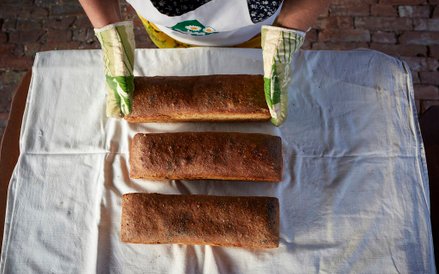 Pani Katarzyna Zacharewicz z agroturystyki Ola w Słajszewie wypieka chleb w tradycyjnym piecu (fot. 