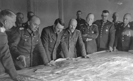 Narada na froncie wschodnim. Nad mapą od lewej: marszałek Erich von Manstein, generał Richard Ruoff,