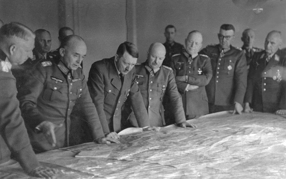 Narada na froncie wschodnim. Nad mapą od lewej: marszałek Erich von Manstein, generał Richard Ruoff,