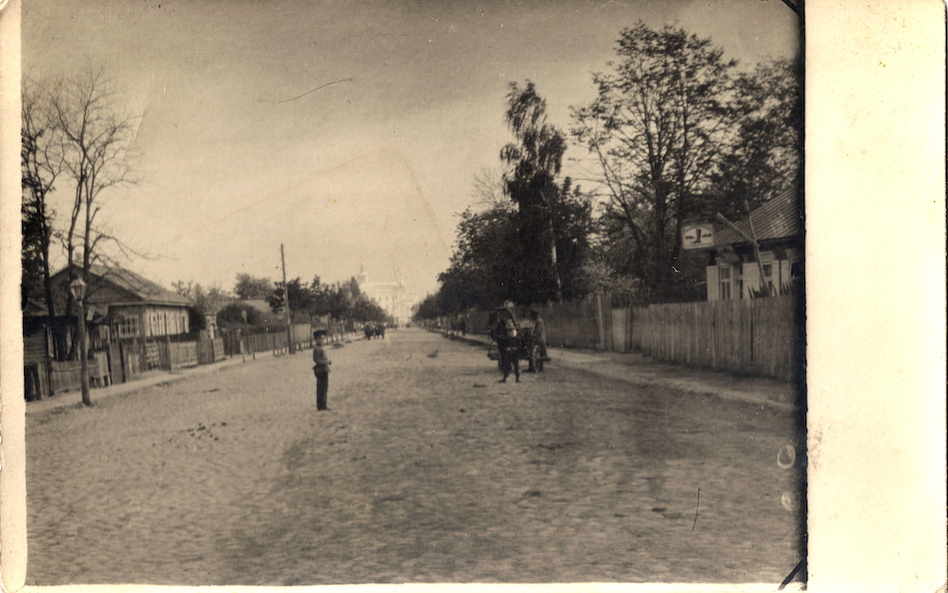 Pińsk, ulica z widokiem na nieistniejący kościół Jezuitów, ok. 1905.