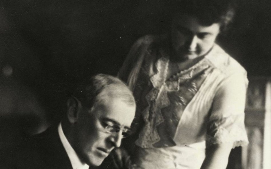 Woodrow Wilson, 28. prezydent USA, z drugą żoną, Edith. Biały Dom, czerwiec 1920 r.