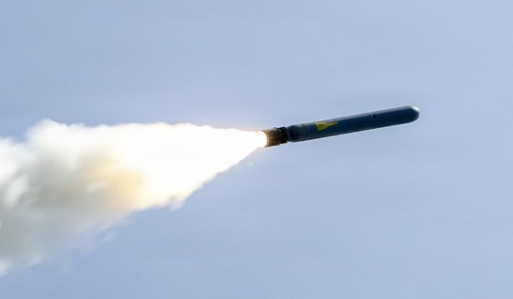 Pocisk Tomahawk Land Attack Missile (TLAM) wystrzelony w ramach operacji Epic Fury, fotografia z 28 
