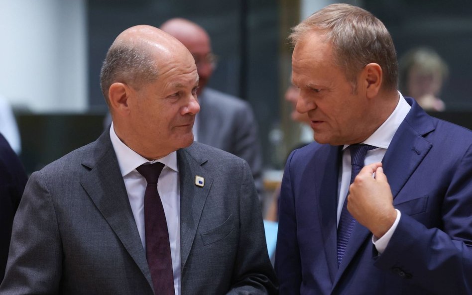 Kanclerz Niemiec Olaf Scholz i premier Polski Donald Tusk biorą udział w ceremonii podpisania porozu