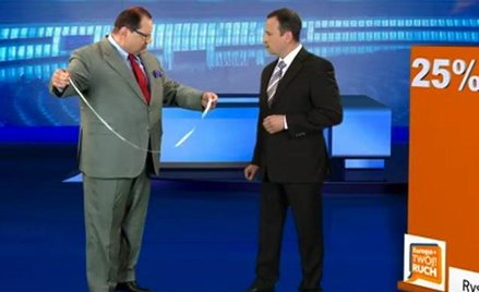 Ryszard Kalisz, nawiązując do swojej tuszy, pokazuje, że ma do siebie dystans