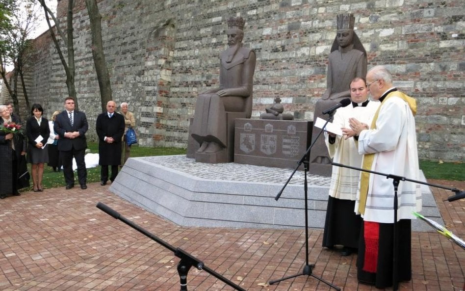 Kard. Péter Erdő dokonuje poświęcenia pomnika