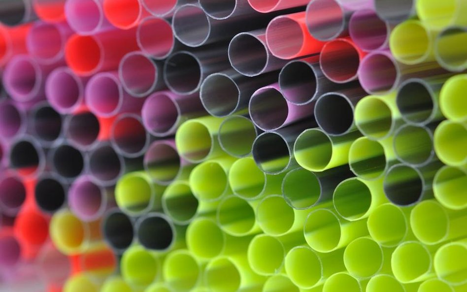 Brytyjczycy chcą, by McDonald’s przywrócił plastikowe słomki