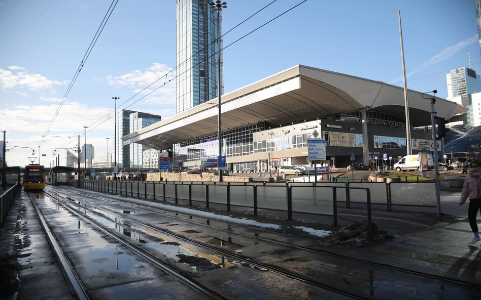 Warszawa Centralna straciła połowę pasażerów