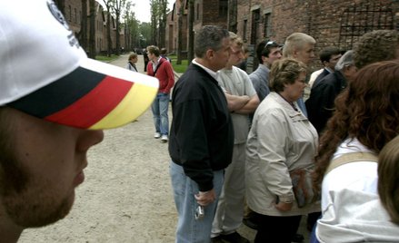 Niemieckie wizyty w Auschwitz. Czasem powstają po nich teksty, w których nie ma mowy, że był to niem