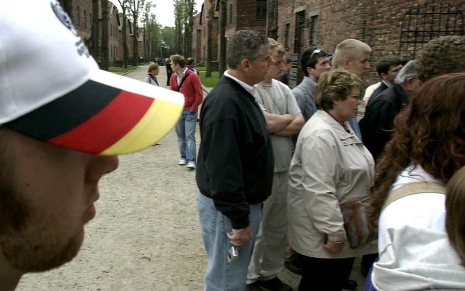 Niemieckie wizyty w Auschwitz. Czasem powstają po nich teksty, w których nie ma mowy, że był to niem