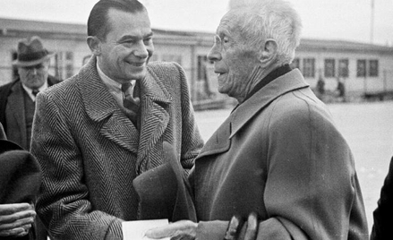 Stefan Martyka (po prawej – Ludwik Solski) w 1948 roku: krawat, jesionka, król życia