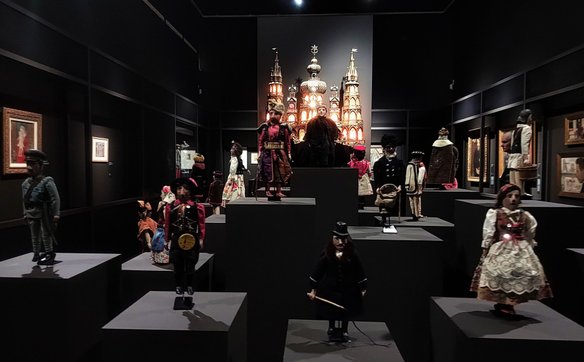 Fragment aranżacji przestrzeni z kukiełkami z kabaretu „Zielony Balonik” i tradycyjna szopka krakows
