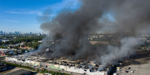 Potężny pożar w Warszawie. Z ogniem walczy 30 jednostek straży pożarnej