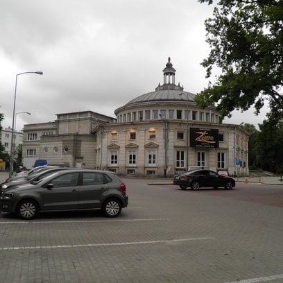 W sezonie 2024/2025 w teatrze Komedia wystawiono 296 przedstawień