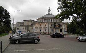 W sezonie 2024/2025 w teatrze Komedia wystawiono 296 przedstawień