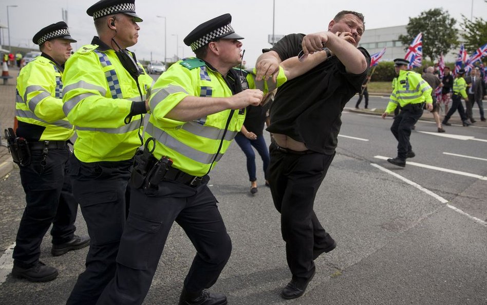 1 sierpnia, Folkstone. Zmagania policji z przeciwnikiem wpuszczania immigrantów do Wielkiej Brytanii