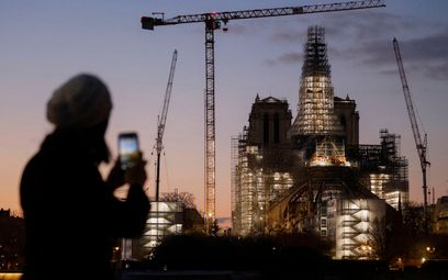 Mieszkańcy Paryża dokumentują na zdjęciach proces instalacji iglicy. 