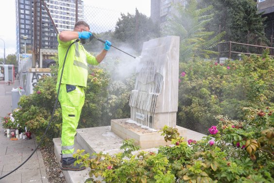 Czyszczenie zdewastowanej tablicy Tchorka poświęconej ofiarom Rzezi Woli przy stacji metra Płocka w 