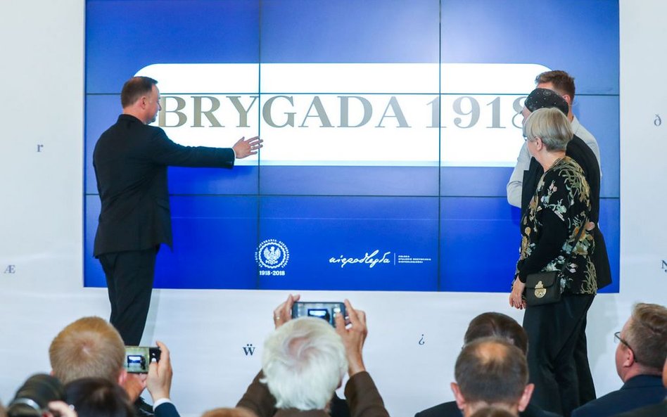 Prezydent Andrzej Duda prezenruje zdigitalizowaną czcionkę Brygada 18, maj 2018