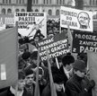 Transparenty są, entuzjazmu nie ma. Wiec poparcia dla władz, 1 marca 1968 r., Kielce.