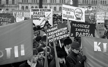 Transparenty są, entuzjazmu nie ma. Wiec poparcia dla władz, 1 marca 1968 r., Kielce.