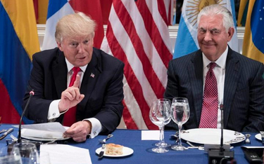 Rex Tillerson u boku Donalda Trumpa w czasie uroczystej kolacji z okazji posiedzenia Zgromadzenia Og