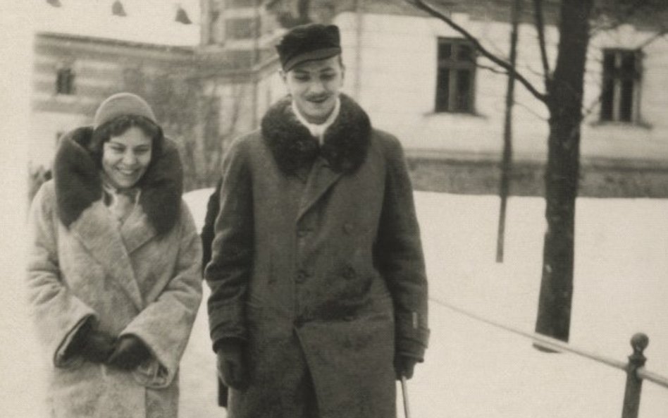 Krynica Górska, połowa lat 30. XX w.: Izabella i Zygmunt Horodeccy (w tle widoczna willa Pod Berłem 