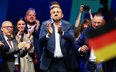 Główny kandydat skrajnie prawicowej Alternatywy dla Niemiec (AfD) Ulrich Siegmund na scenie po ogłos