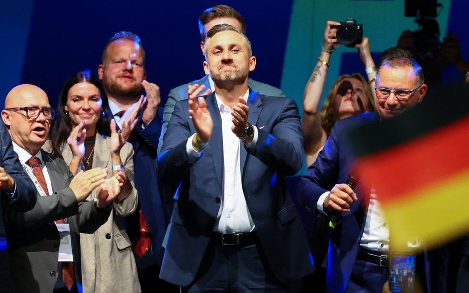 Główny kandydat skrajnie prawicowej Alternatywy dla Niemiec (AfD) Ulrich Siegmund na scenie po ogłos