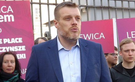 Adrian Zandberg: Śmiałe słowa marszałka Karczewskiego. Kieruje zbędną instytucją