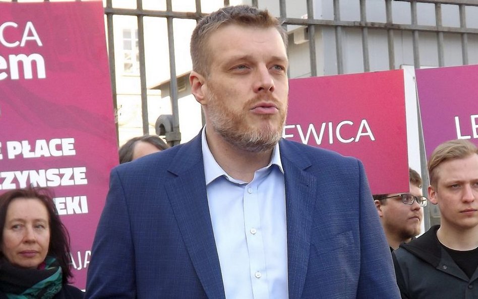 Adrian Zandberg: Śmiałe słowa marszałka Karczewskiego. Kieruje zbędną instytucją