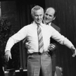 Henry Heimlich demonstruje, jak chwycić poszkodowanego (w tej roli słynny prezenter telewizyjny John