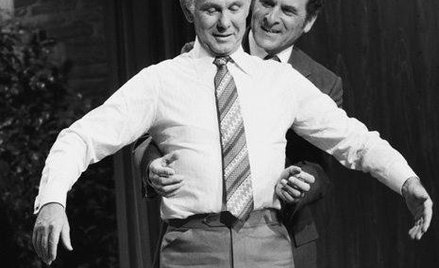Henry Heimlich demonstruje, jak chwycić poszkodowanego (w tej roli słynny prezenter telewizyjny John
