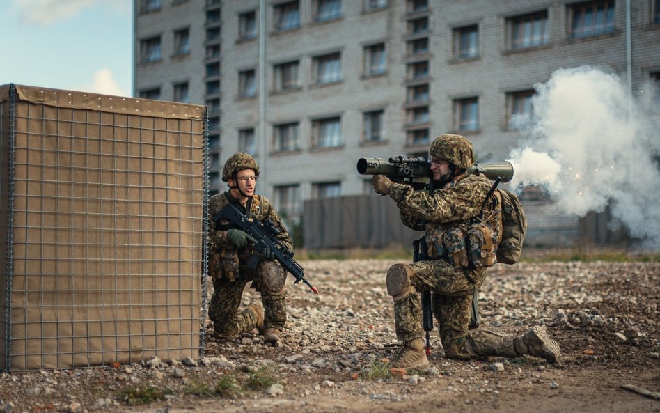 Łotewscy żołnierze podczas szkolenia poligonowego z wykorzystaniem 84 mm granatników wielozadaniowyc