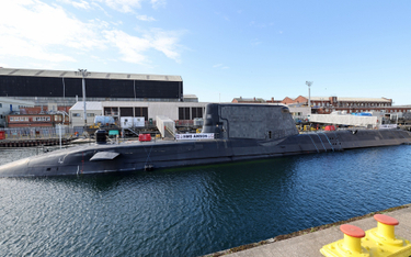 Szturmowy okręt podwodny z napędem jądrowym HMS Anson (S 123) w chwili formalnego wejścia do służby.