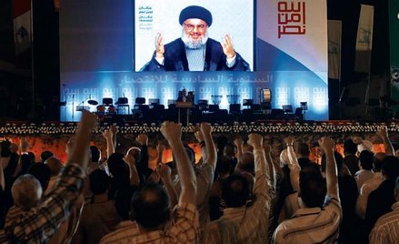 Hassan Nasrallah, przywódca Hezbollahu, pokazuje łagodny uśmiech Europie. Dla Izraela i USA ma hasła