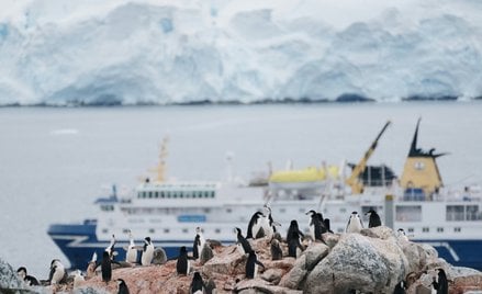 Eksperci oceniają, że przyjazd jednej osoby na Antarktydę generuje ok 5 ton CO2.